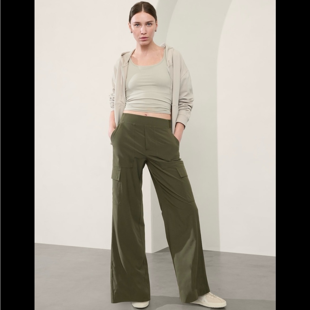 Athleta Brooklyn Heights High Rise Cargo Pants, NWT, Size 6, Aspen Green